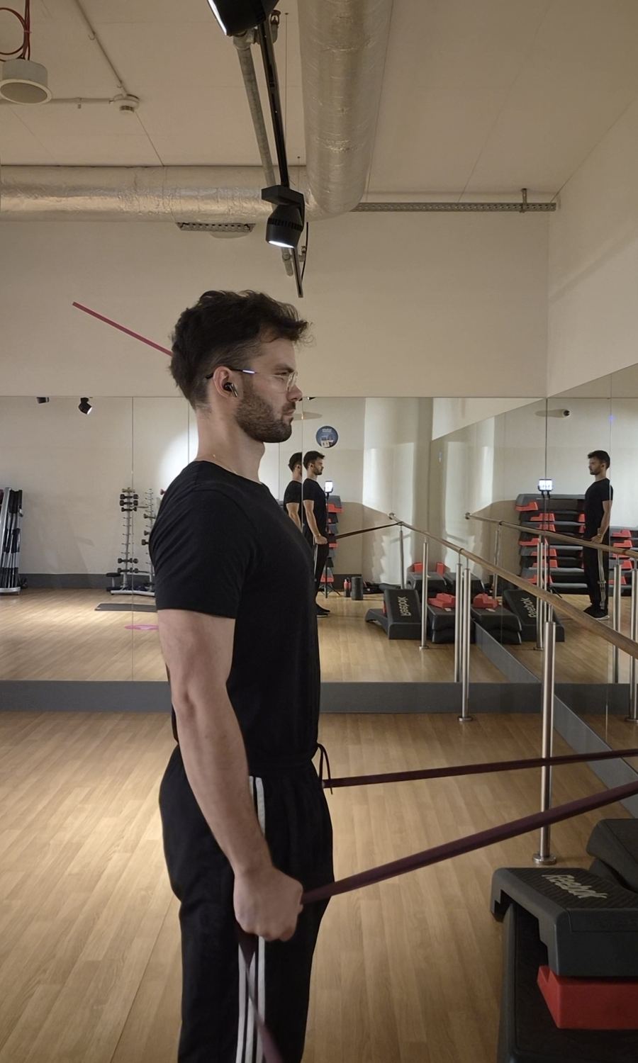 Pozycja startowa z taśmą — trening w domu dla początkujących