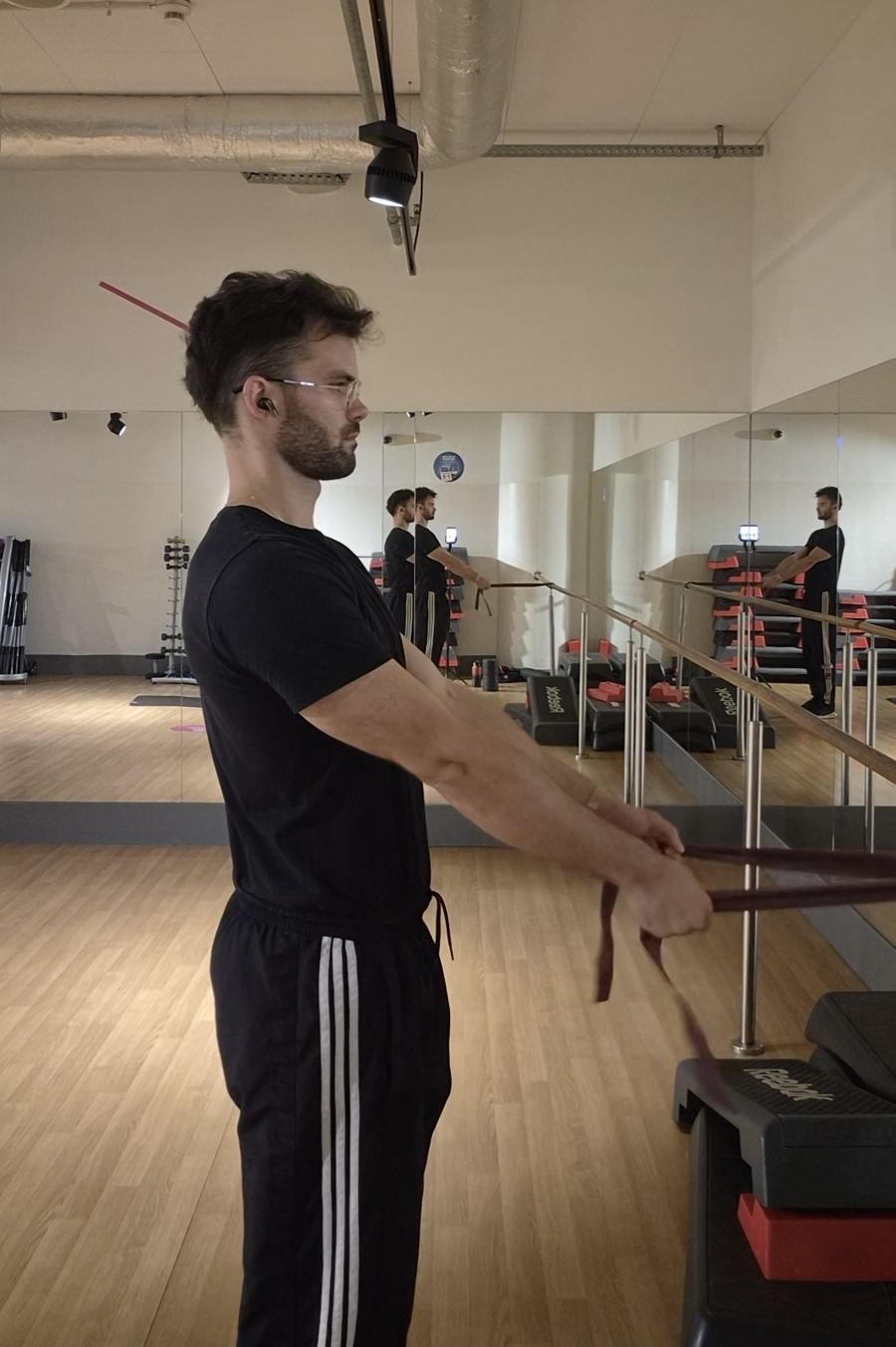 Aktywacja łopatek z taśmą jako element rozgrzewki przed treningiem w domu
