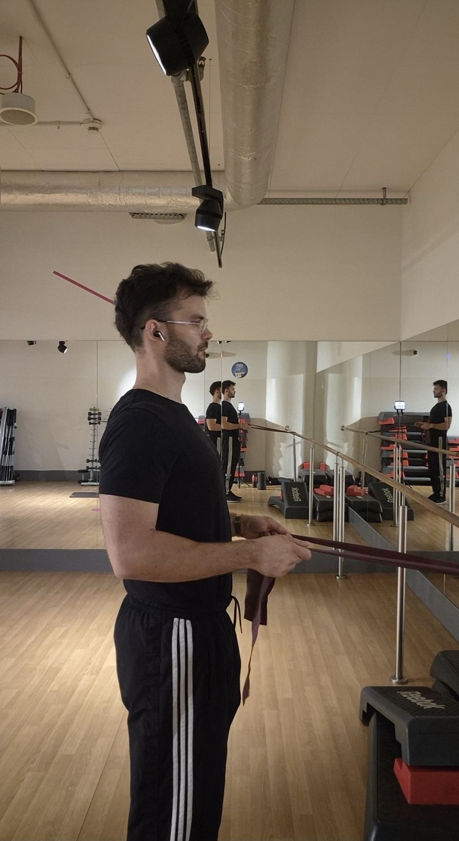Trening z taśmą — praca dużych grup mięśniowych w domu