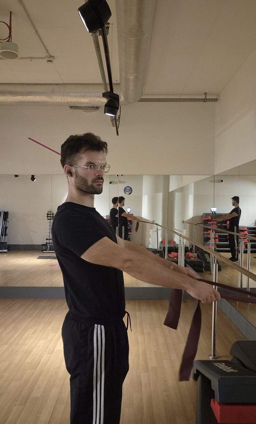 Ćwiczenia na barki w domu — z taśmą i bez sprzętu