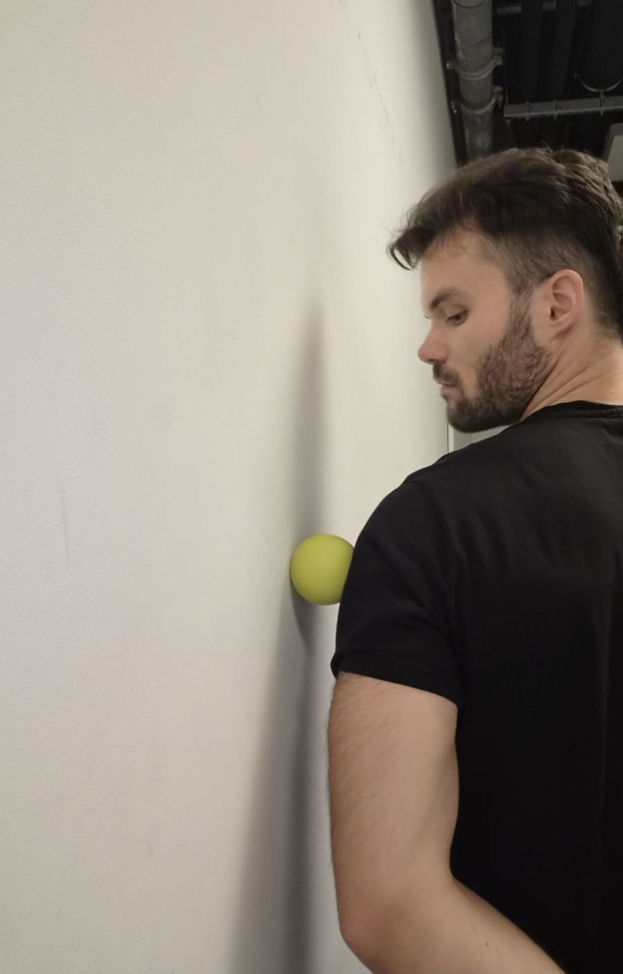 Rozluźnianie karku piłką wieczorem jako element rutyny przed snem
